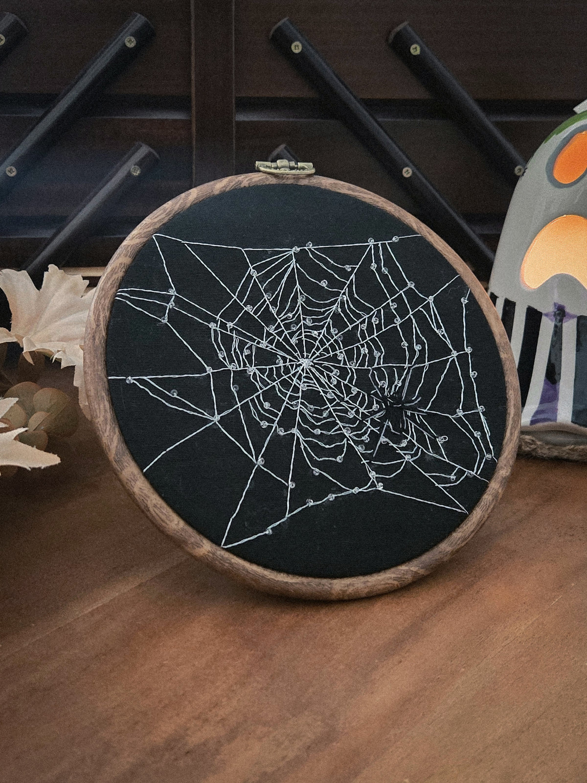 Broderie à accrocher : Toile et arraignée