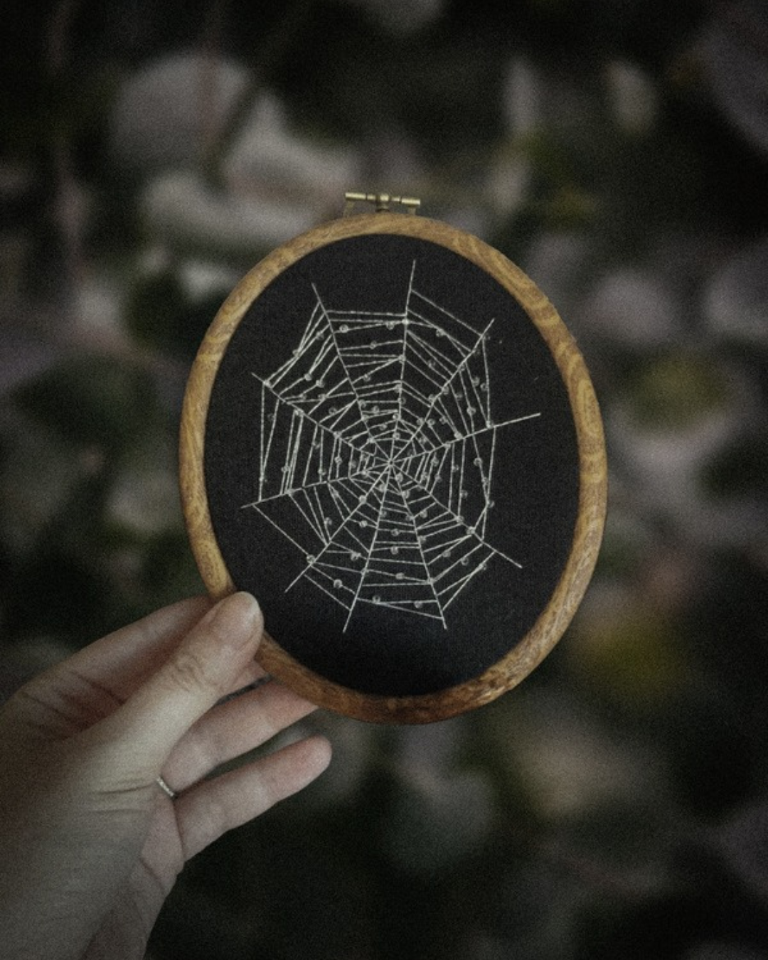 Broderie à accrocher : Toile d'arraignée perlée