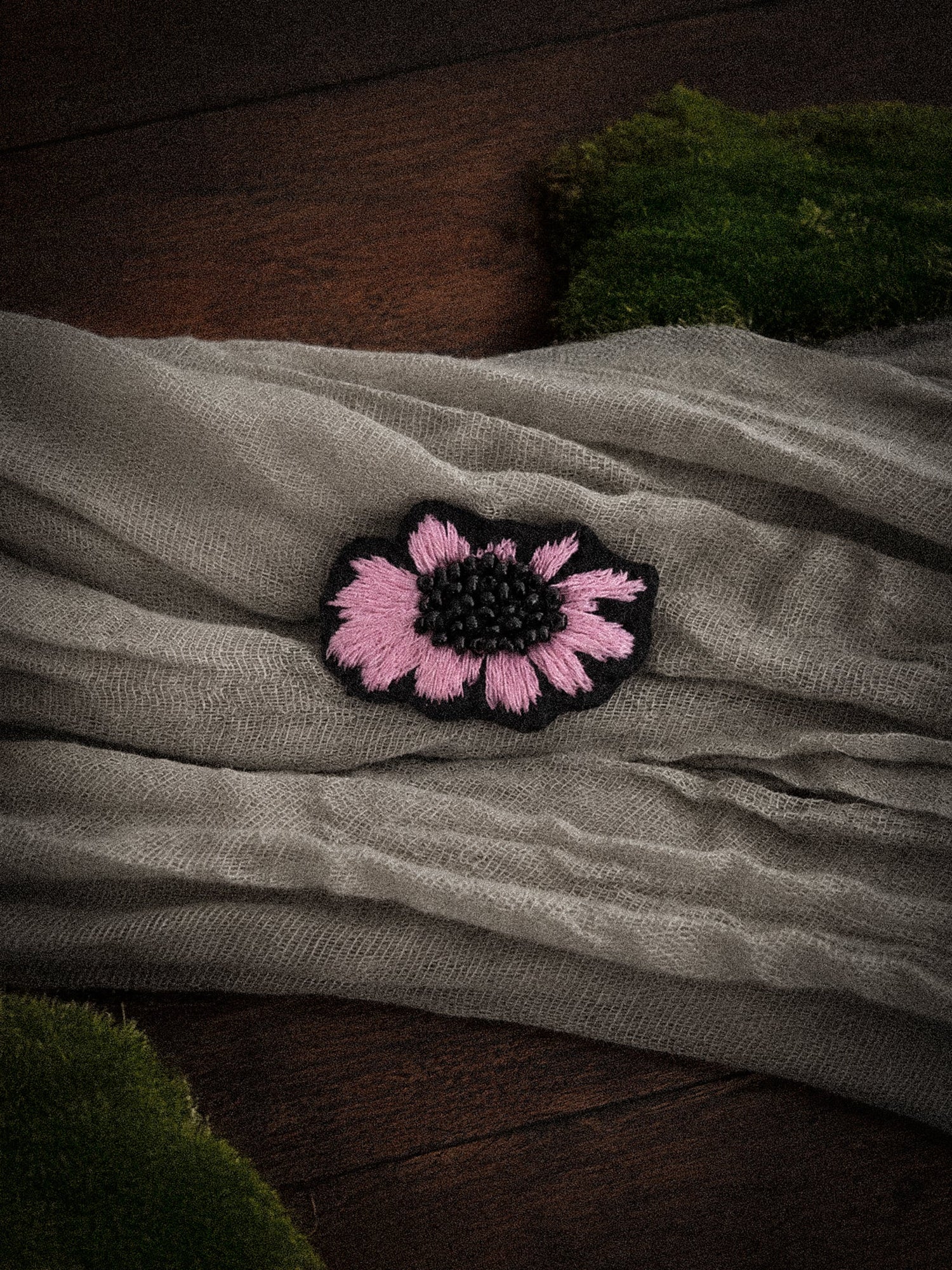 Les broches brodées