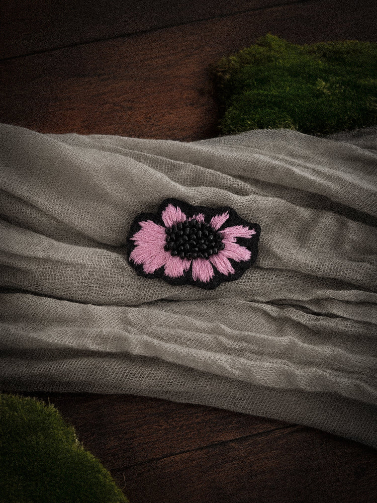 Les broches brodées