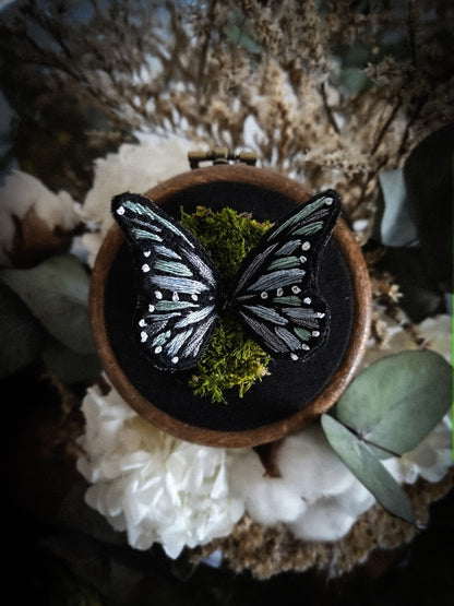 Broderie à accrocher : Papillon en relief