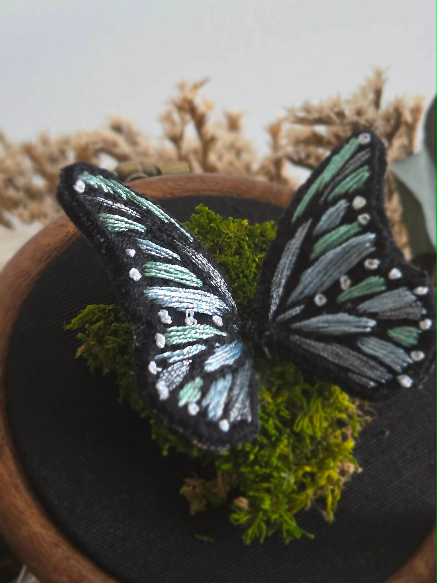 Broderie à accrocher : Papillon en relief
