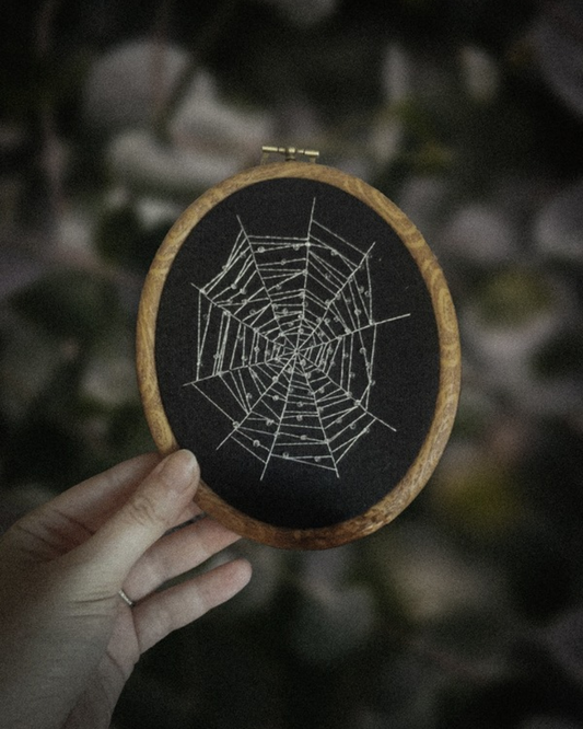 Broderie à accrocher : Toile d'arraignée perlée
