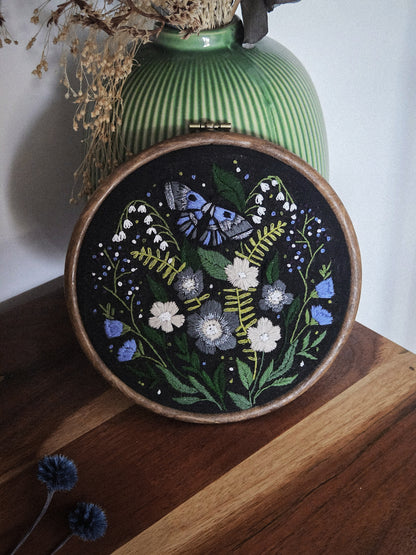 Broderie à accrocher : Fleurs et feuillages