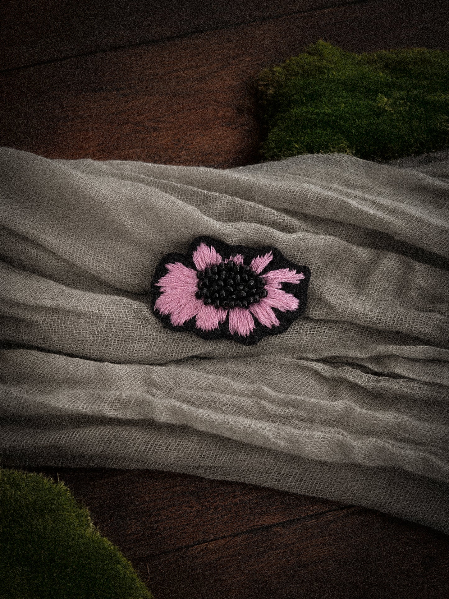 Broche brodée à la main - Fleur rose et noire