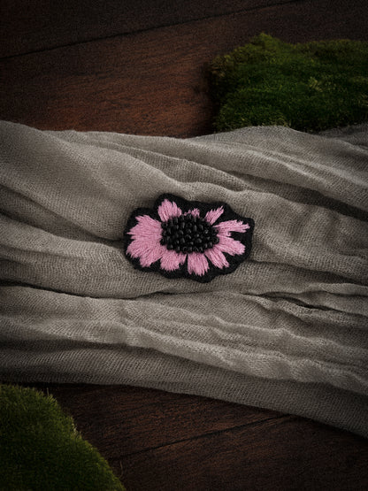 Broche brodée à la main - Fleur rose et noire