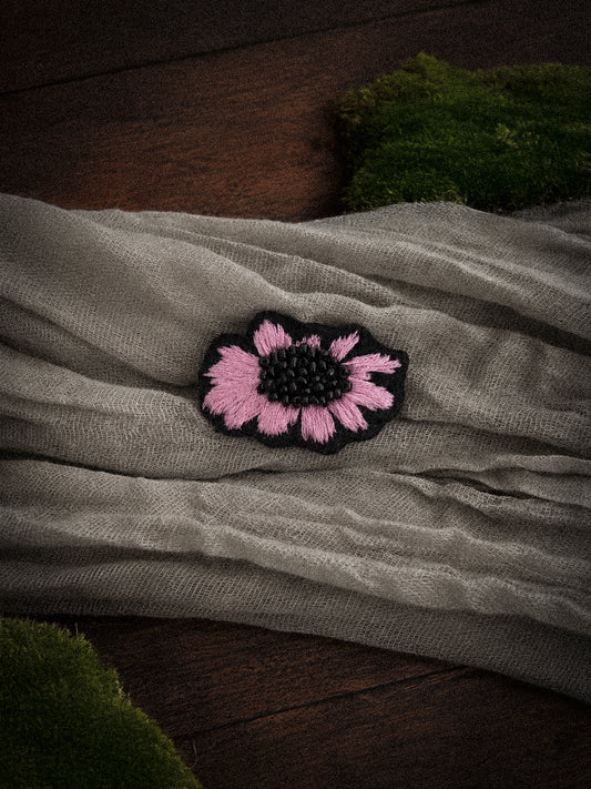 Broche brodée à la main - Fleur rose et noire