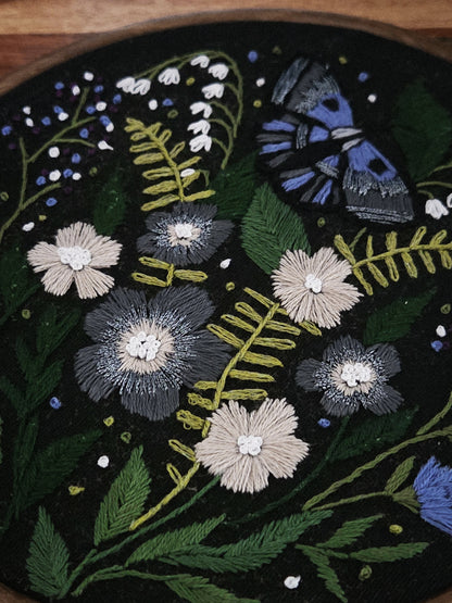 Broderie à accrocher : Fleurs et feuillages