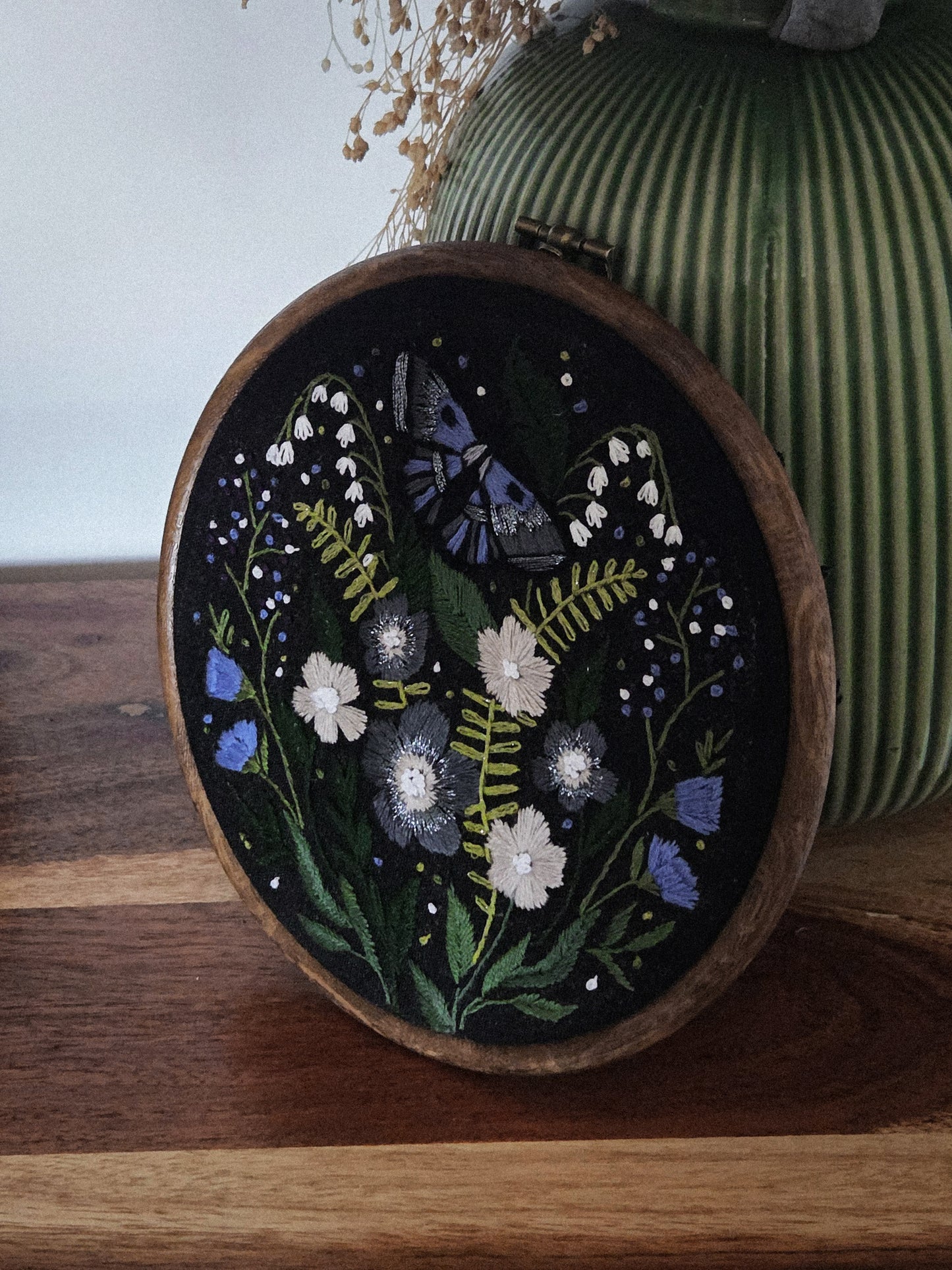 Broderie à accrocher : Fleurs et feuillages