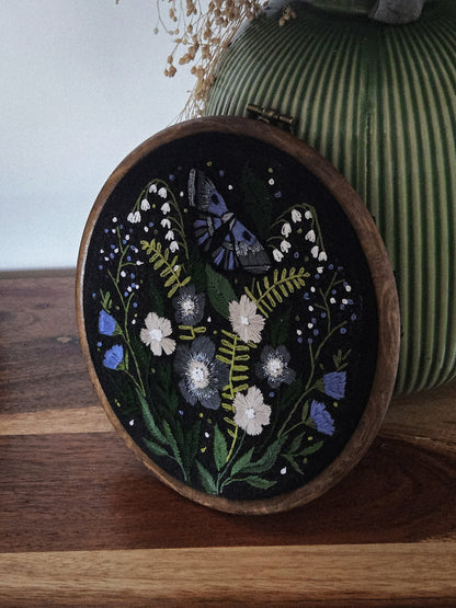 Broderie à accrocher : Fleurs et feuillages
