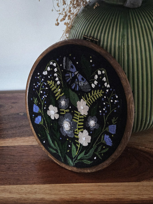 Broderie à accrocher : Fleurs et feuillages