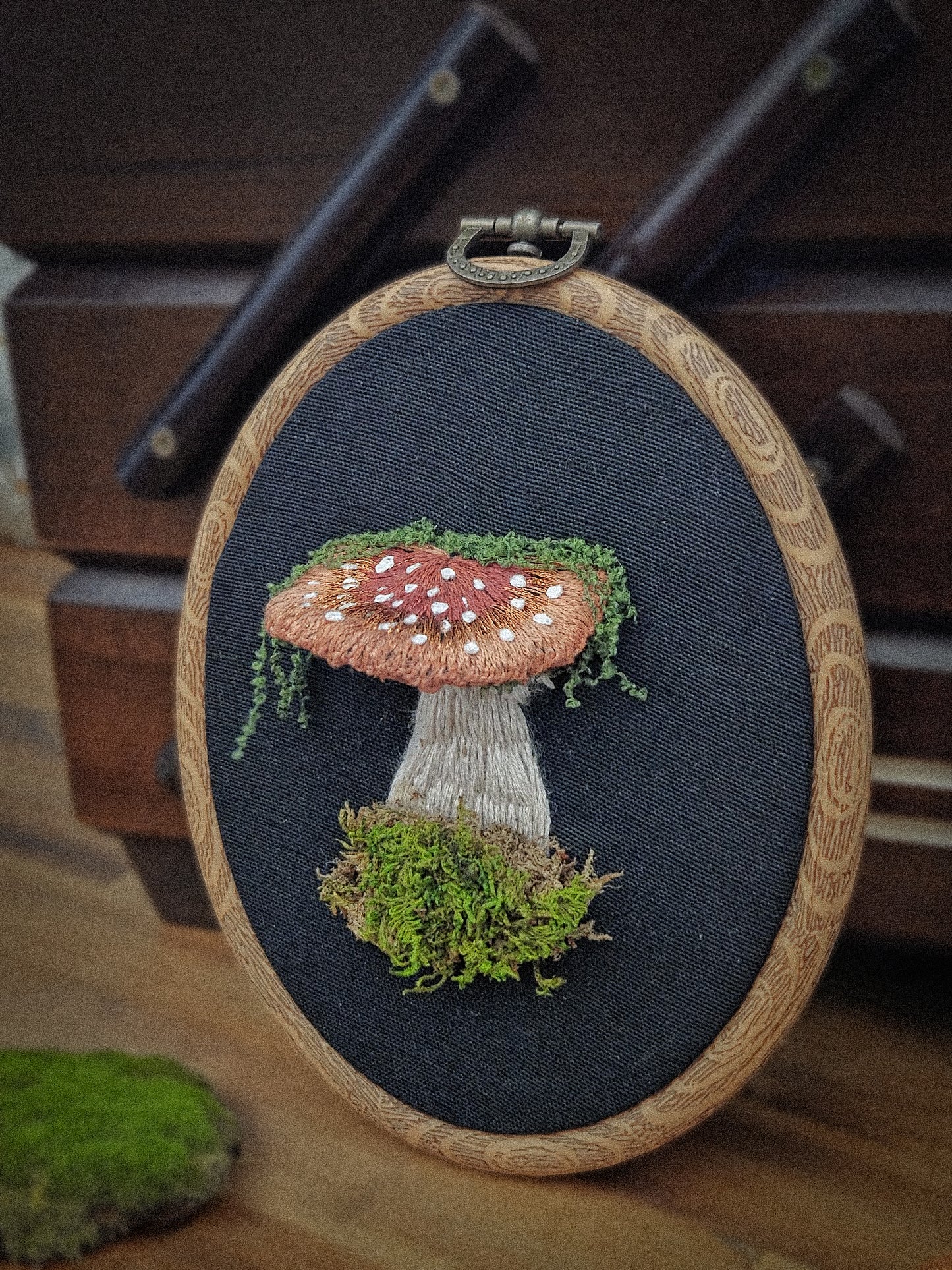 Broderie à accrocher : Champignon en relief